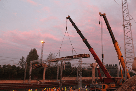 中鐵二十局集團二公司小厲項目人行天橋二級施工今日圓滿完成